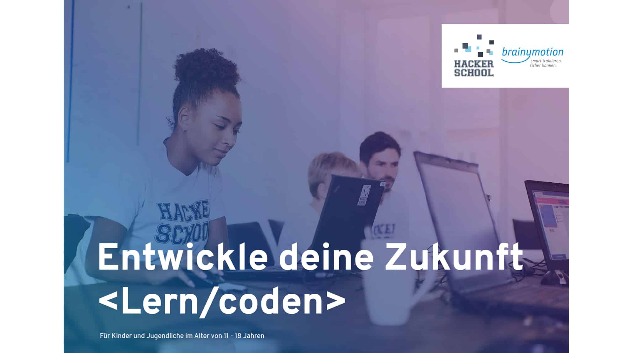 Eine junge Frau programmiert an einem Laptop, umgeben von anderen, die in einem Raum an Laptops arbeiten. Der Text lautet „Entwickle deine Zukunft “ und erwähnt, dass es sich an Kinder und Jugendliche im Alter von 11 bis 18 Jahren richtet. Logos von „Hacker School“ und „brainymotion“ sind sichtbar.