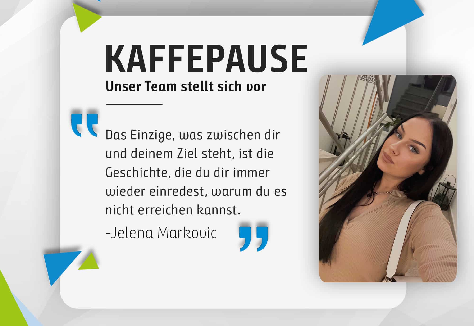 Ein Bild zeigt eine professionelle Teamvorstellungskarte in deutscher Sprache mit dem Titel „Kaffeepause“. Auf der rechten Seite ist ein Foto einer Frau mit langen dunklen Haaren und neutralem Gesichtsausdruck zu sehen. Die Karte enthält ein motivierendes Zitat, das Jelena Markovic zugeschrieben wird.