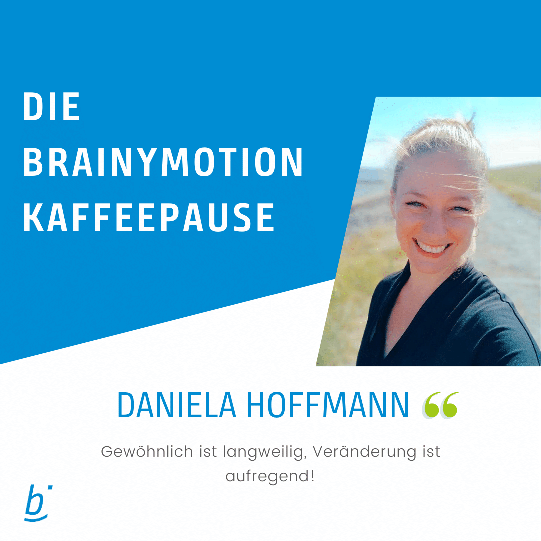 Ein Werbebild für „Die Brainymotion Kaffeepause“ mit einer lächelnden Frau mit blonden Haaren namens Daniela Hoffmann. Der Text lautet: „Gewöhnlich ist langweilig, Veränderung ist aufregend!“ Unten links ist ein Logo mit einem kleinen „b“ und blauen Akzenten zu sehen.