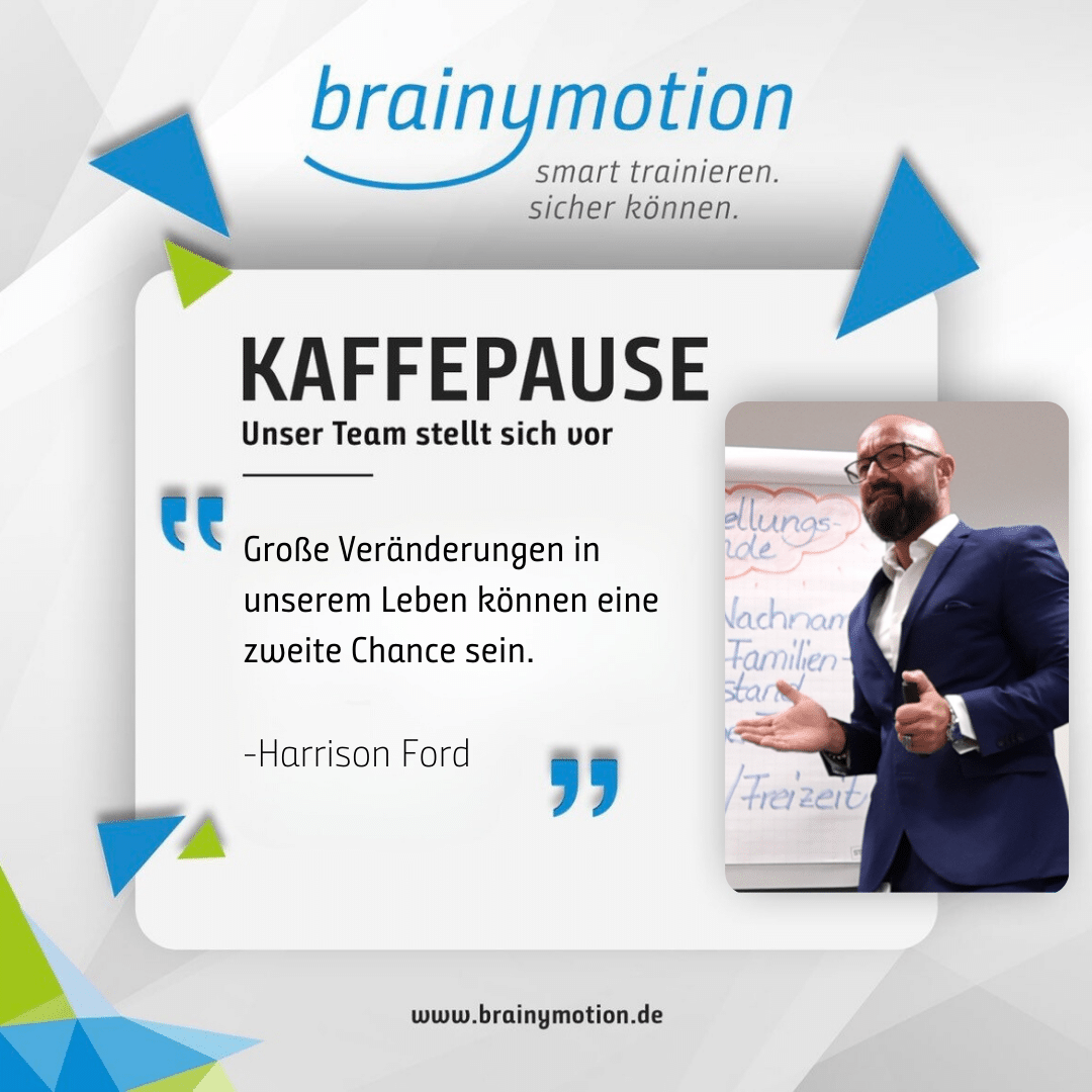 Ein Bild mit dem Titel „Kaffepause“ von brainymotion. Eine Person im Anzug spricht und zeigt auf ein Flipchart. Der Text enthält ein Zitat: „Große Veränderungen in unserem Leben können eine zweite Chance sein.“ - Harrison Ford. Website: www.brainymotion.de.