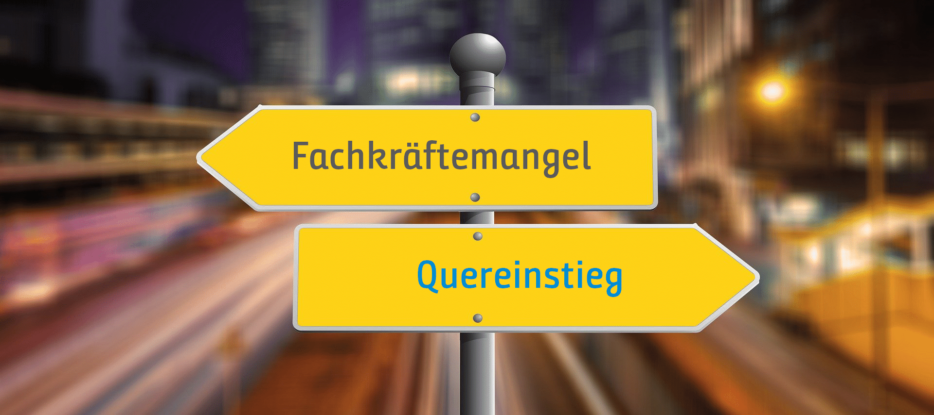 Ein Straßenschild mit zwei gelben Richtungspfeilen, die in entgegengesetzte Richtungen zeigen. Auf dem linken Pfeil steht „Fachkräftemangel“ und auf dem rechten „Quereinstieg“. Im Hintergrund ist eine verschwommene nächtliche Stadtszene mit Lichtern und Gebäuden zu sehen.